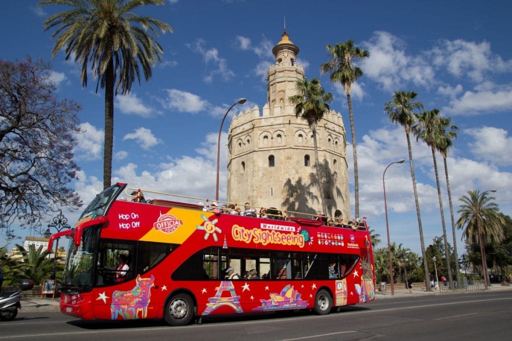 Ocho superhéroes se reúnen para viajar con los niños de Sevilla en este bus turístico