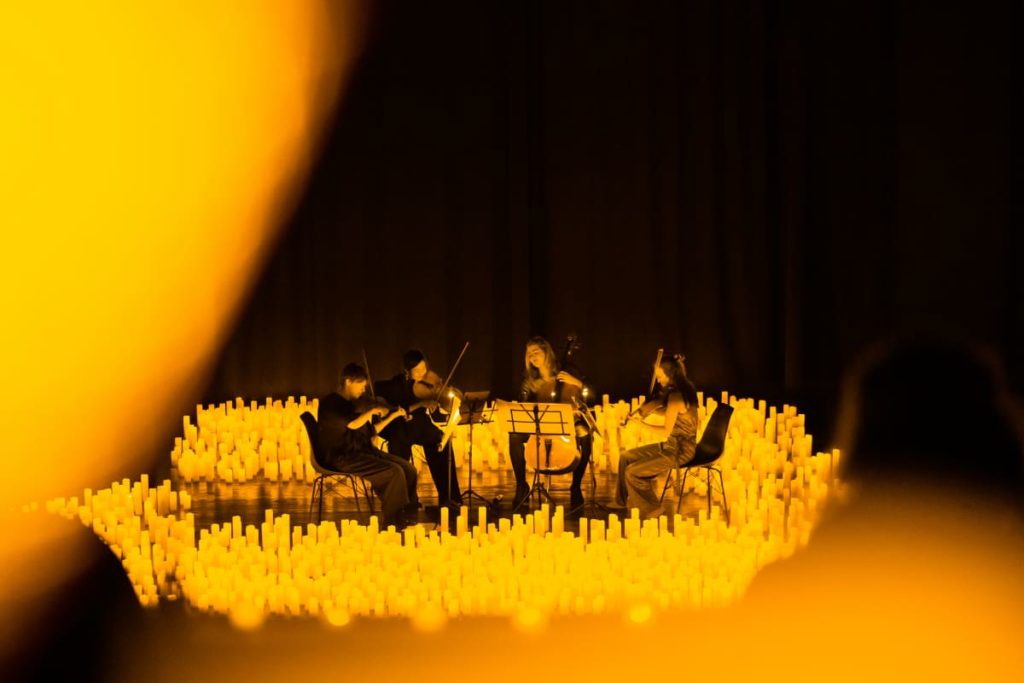 La Fundación Tres Culturas se ilumina con velas para celebrar inolvidables conciertos al aire libre