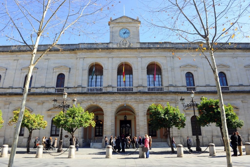 El reloj del Ayuntamiento de Sevilla y el de la Puerta del Sol, unidos por una curiosa razón