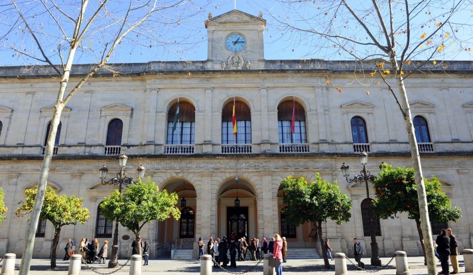 El reloj del Ayuntamiento de Sevilla y el de la Puerta del Sol, unidos por una curiosa razón