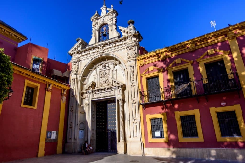Edificios amarillo albero y rojo carmesí Sevilla