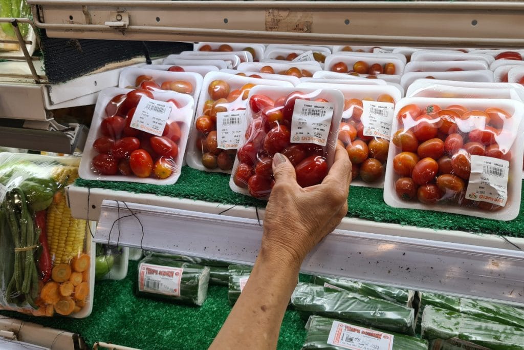 España prohibirá la fruta y verdura envasadas en plástico en 2023