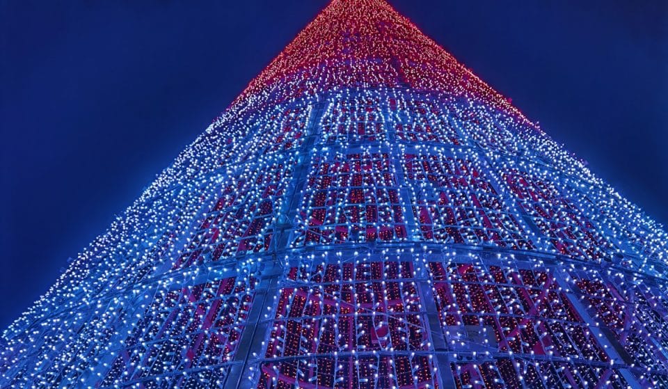 El árbol de Navidad más grande de Europa presidirá la plaza de San Francisco