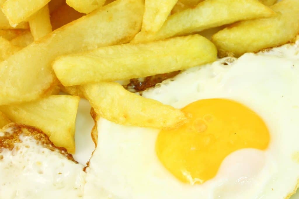 El Kiosko La Vespa recupera sus patatas fritas con huevo a 1 euro