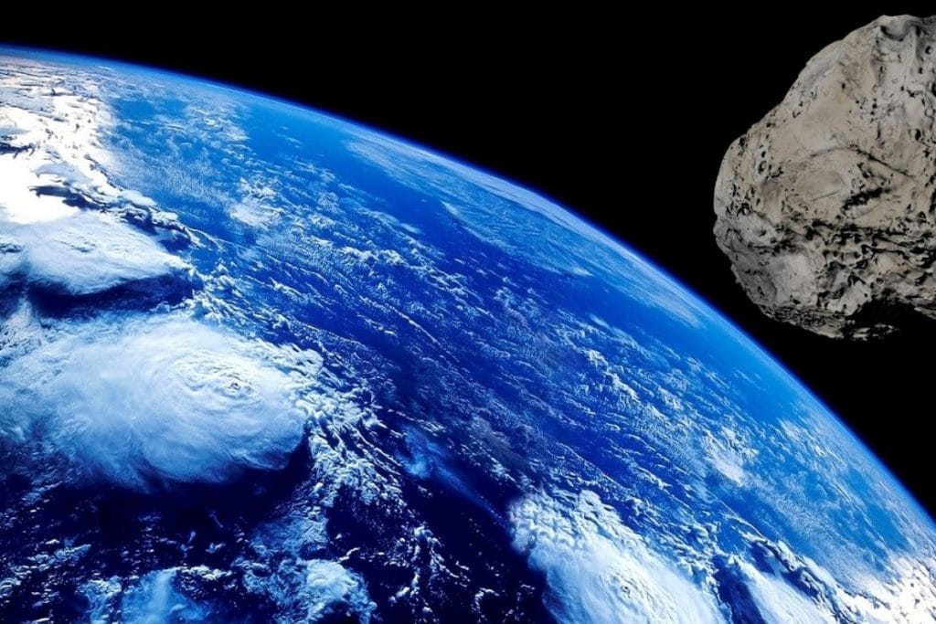 Así responden los sevillanos al posible impacto del asteroide 2009 FJ1 el 6 de mayo