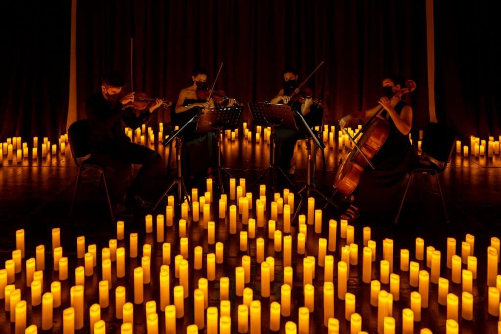 Sevilla rinde tributo a la música de los Beatles a luz de las velas