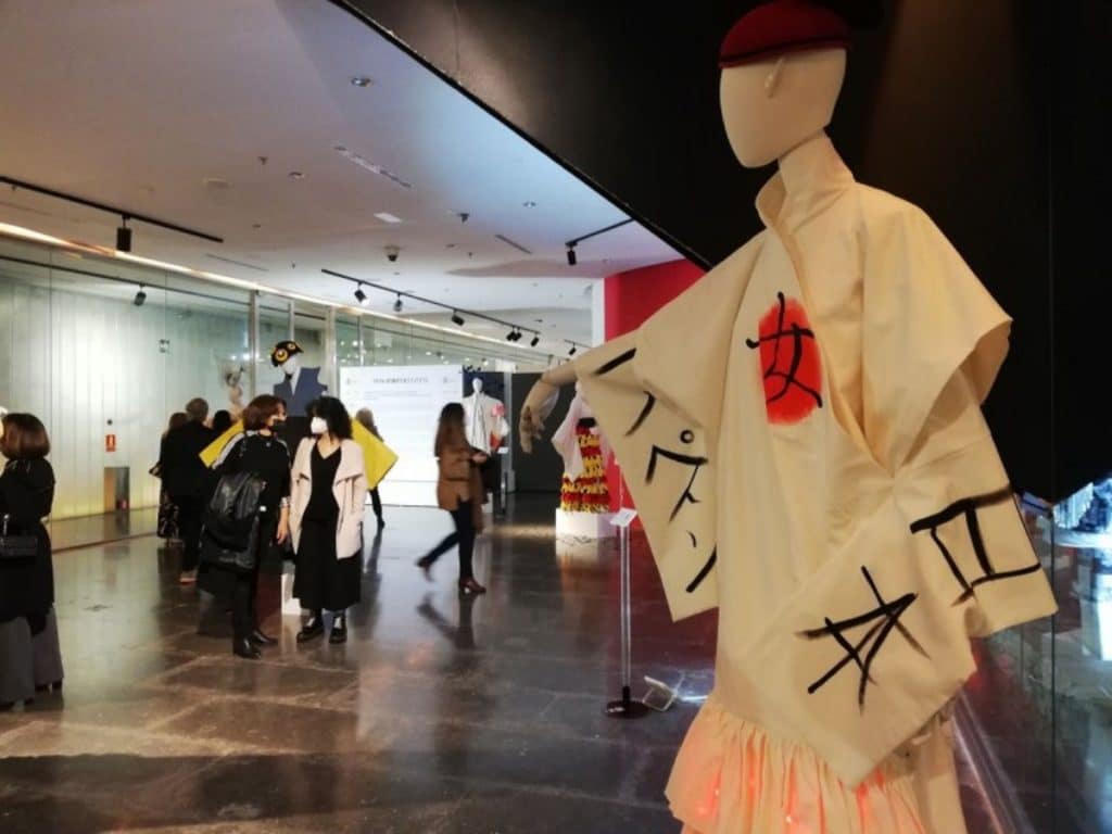 Los kimonos se fusionan con las batas de cola en esta exposición