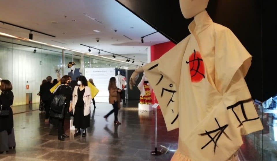 Los kimonos se fusionan con las batas de cola en esta exposición