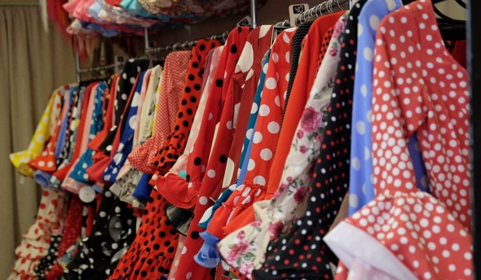 Vuelve a Sevilla el mercadillo solidario de trajes de flamenca de segunda mano