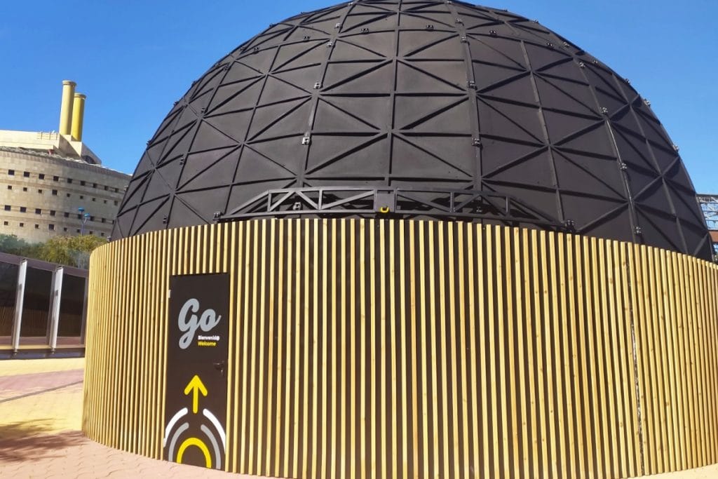 Torre Sevilla instala un espacio astronómico con planetario para acercar los cielos de Sierra Morena