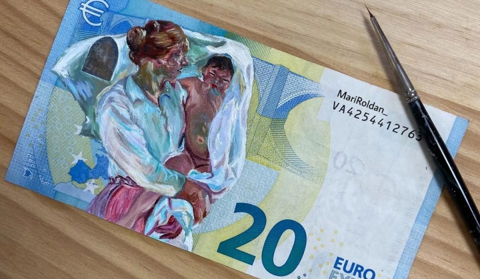 Una andaluza transforma billetes y monedas en obras de arte