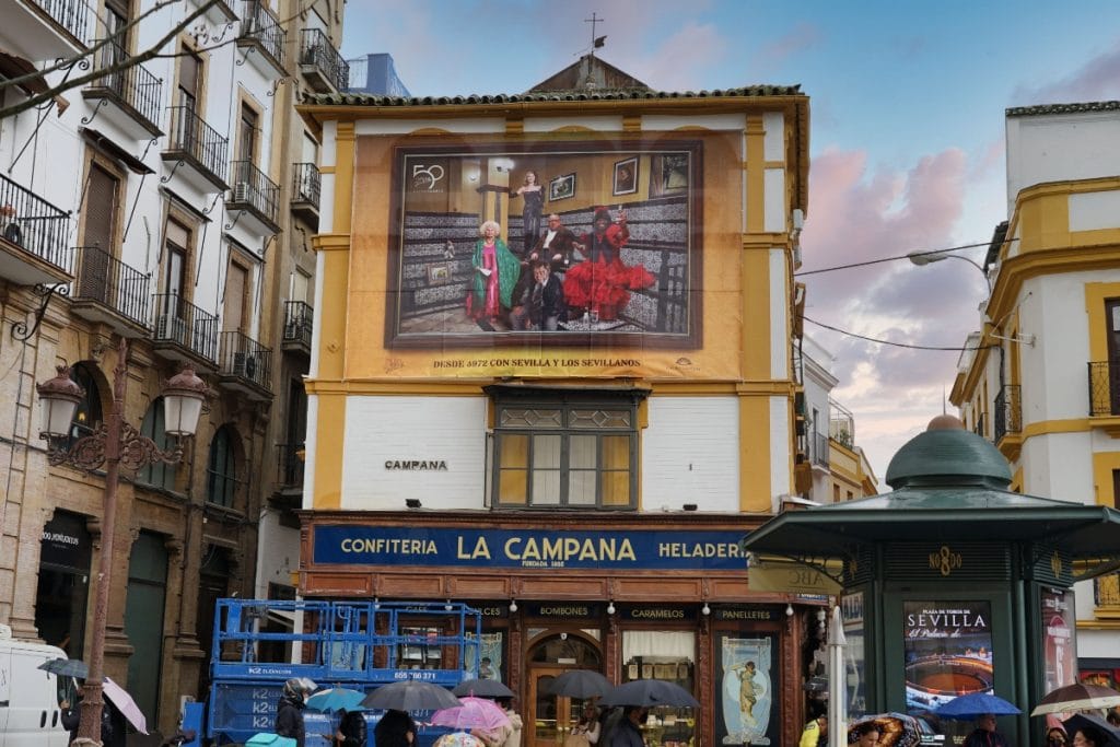 Un enorme cartel publicitario se exhibe sobre la confitería La Campana en homenaje a Sevilla