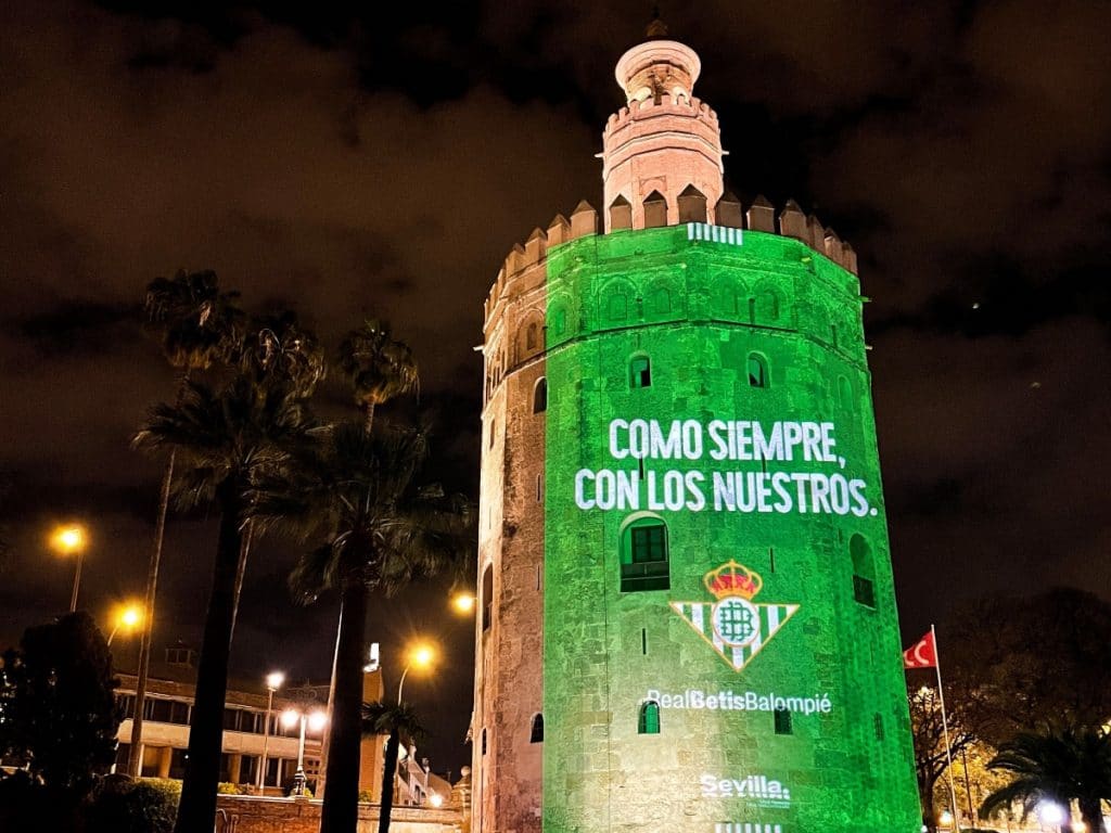 La Torre del Oro se viste con los colores del Real Betis Balompié