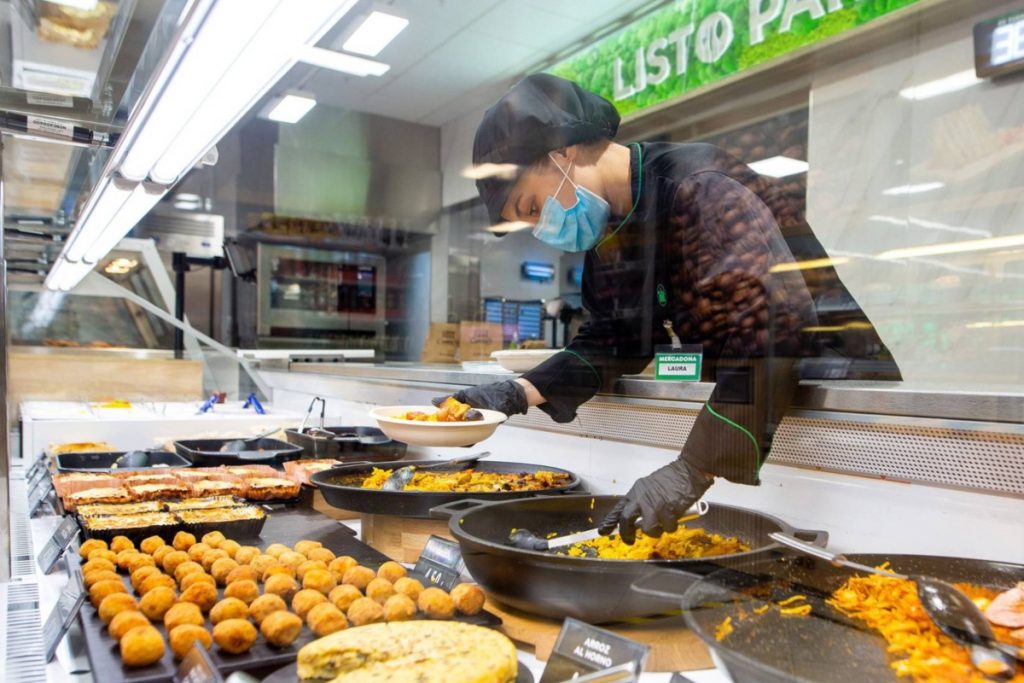 Mercadona incorpora zona de restauración a uno de sus supermercados de Sevilla