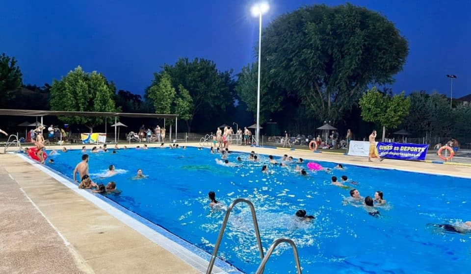 The swimming pool of this Sevillian town is open until almost midnight