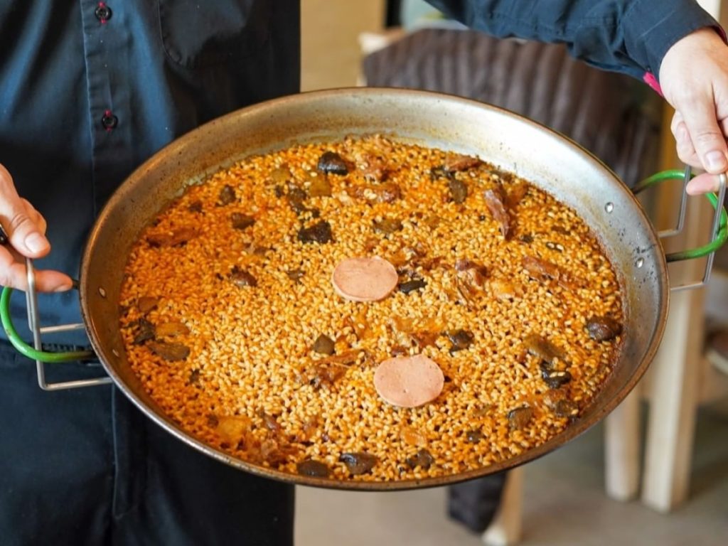 La mejor paella de España se cocina en Andalucía y cuesta 18 euros