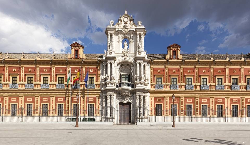 ¿Por qué en Sevilla hay tantos edificios de color amarillo albero y rojo carmesí?