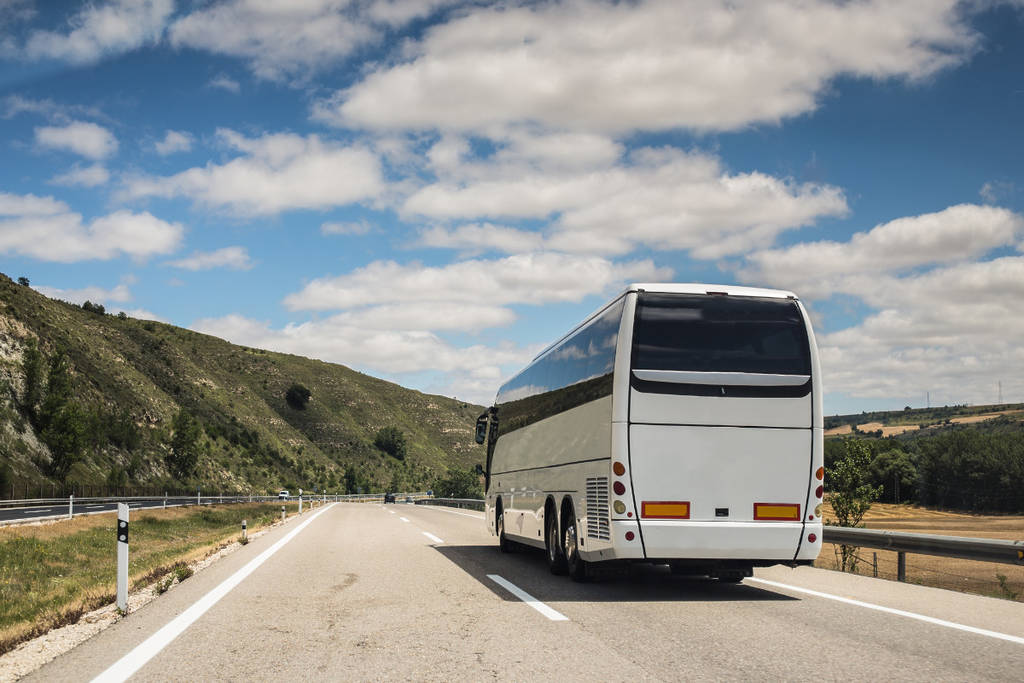 Cómo viajar gratis en autobús por España en 2024: así son los bonos gratuitos
