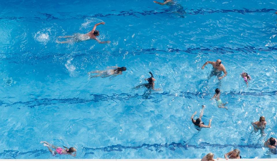 Las piscinas municipales de Sevilla adelantan su apertura este verano 2024