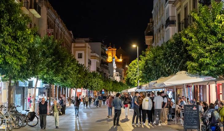 ¿Qué bares emblemáticos de Sevilla podrán ampliar el horario de cierre en sus veladores?